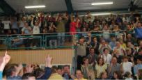 Jubelnde RVT-Fans in Gelenau 2002 - [KLICK zum Vergrern des Bildes!]