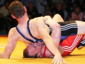 Holger H�hnel rollt Stefan Zimmermann. [KLICK zum Vergr��ern!]
