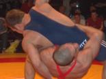 Hier wirken hohe Kr�fte: Andr� Montag (rot) rollt Alexander Feist. - [KLICK zum Vergr��ern!]