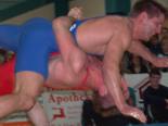 Heiko Heinemann l�sst sich bei diesem Wurf von Florian Schwalbe nicht drehen (84 kg, Klassisch). - [KLICK zum Vergr��ern!]