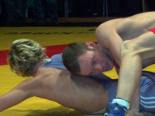 Chris Paetzold (rot, 66 kg, Klassisch) will den R�ckstand gegen Stefan Barde aufholen. - [KLICK zum Vergr��ern!]