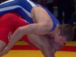 Karsten Siegert (blau) will Norman Sch�nw�lder im Boden Punkte abnehmen (84 kg, Freistil). - [KLICK zum Vergr��ern!]
