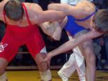 Ralph Piterek (74 kg, Freistil) im Beinangriff gegen Adrian Hofmann (blau). - [KLICK zum Vergr��ern!]