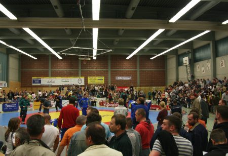 Die Hofer Jahnturnhalle kurz vor Kampfbeginn. (Klicken zum Vergrößern)