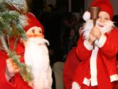 In der Pause der Erstligakampfes durften sich die Kinder freuen, denn auch der Weihnachtsmann samt Gehilfe schaute beim Duell des RV Thalheim gegen den ASV Hof vorbei. - [KLICK zum Vergrern!]