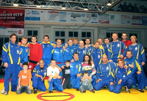 Die beiden Teams beim gemeinsamen Foto nach dem Kampf. (Klicken zum Vergrößern)
