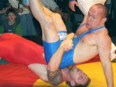Dominic Frster rollt Andreas Zabel. - [KLICK zum Vergrern!]