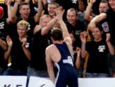 12.9.: In Leipzig klatscht Oliver Runge mit den Fans ab.  (KLICK zum Vergrern!]