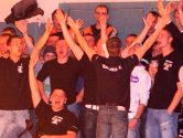 Die Fans jubeln. - KLICK zum Vergrern!