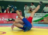Im Finalkampf rollt Dennis Mehlhorn den Plauener Tony Krau� - [KLICK zum Vergr��ern!]