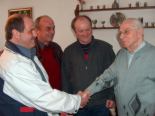 Zum 85. Geburtstag gratulieren J�rgen Arnas, Werner Schaaf und Eckhard H�hnel vom Ringerverein Thalheim (von links) dem Jubilar Kurt St�ckel. - [KLICK zum Vergr��ern!]