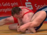 Alexander Vakalov kurz vor der Schulterniederlage gegen Holger Hhnel. - KLICK zum Vergrern!