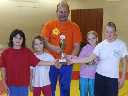 Mit ihrem Übungsleiter Frank Graube (Mitte) konnten die Thalheimer Ringerinnen Nicole Peil, Madeleine Martin, Jessica Schäfer und Susann Meinel (v.l.) schon zahlreiche Erfolge in ganz Deutschland feiern. (Klicken zum Vergrößern)