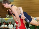 Tobias Lffler hebt Michael Prill (Bayern) aus. - [KLICK zum Vergrern!]