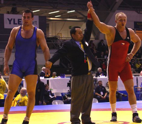 Da musste sich der Kampfrichter schon strecken, um den 1,90 Meter gro�en David Vala gegen Ivan Ivanov (Bulgarien) zum Sieger zu k�ren. (Klicken zum Vergr��ern)