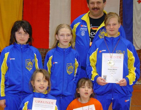 Die Thalheimer Mädels in Berlin: Nicole Peil, Madelein Martin, Jessica Schäfer, Emilie Haase, Trainer Frank Graube und Susann Meinel. (Klicken zum Vergrößern)