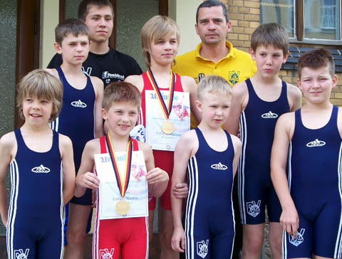 Die Thalheimer D-Jugend holte in Plauen zwei Medaillen bei den Mitteldeutschen Meisterschaften. Mit dabei waren Valentin Heinert, Elias St�rmer, Betreuer Christian Korb, Fabien Martin, Felix Krieglstein, Niklas Sch�fer, Trainer Tino Korb, Karl Uhlig und Lars Breitfeld (v.l.) (Klicken zum Vergr��ern)