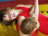 Madeleine Martin siegt auf Schultern. - [KLICK zum Vergr��ern!]