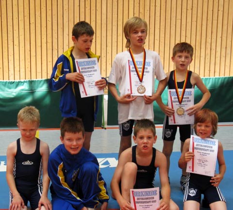 Die Thalheimer in Zella-Mehlis: Trainer Falko Berthel, Lars Breitfeld, Toni Fichtner, Max Krauß, Niklas Schäfer, Fabien Martin, Felix Krieglstein, Karl Uhlig, Valentin Heinert, Elias Stürmer, Trainer Tino Korb. (Klicken zum Vergrößern)