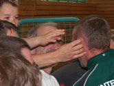 Da lie sich Bundesligaringer Bjrn Schniger gerne mal an den Ohren ziehen - die Sportmediziner und Physiotherapeuten nahmen am Wochenende die Ringer unter die Lupe. Und da ging es natrlich auch um die berhmten Ringerohren - und wie diese zustande kommen. [KLICK zum Vergrern!]