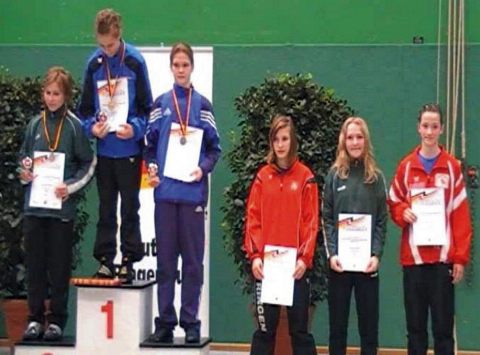 Die Siegerehrung im Limit bis 43 kg der weiblichen Jugend. - KLICK zum Vergrößern!