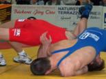 Dennis Mehlhorn (blau) h�lt den bundesligaerfahrenen Daniel Sch�lzel in der gef�hrlichen Lage. - [KLICK zum Vergr��ern!]