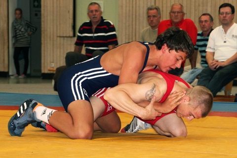 Chris Schneider kann Felix Dietrich bezwingen. [KLICK zum Vergr��ern!]
