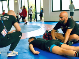 Naemi wird physiotherapiert