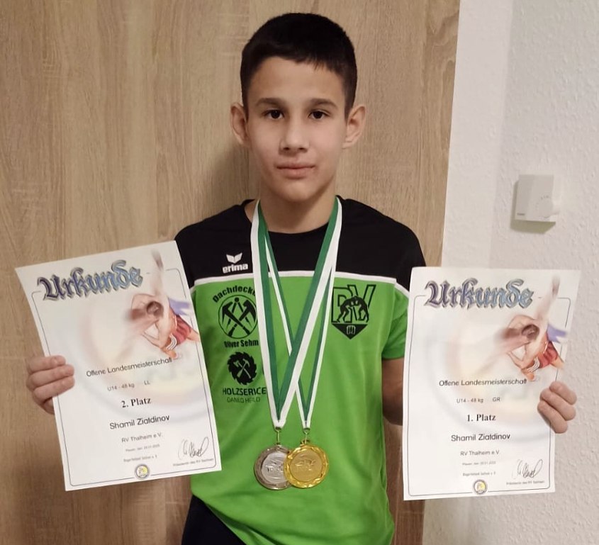 Shamil zeigt stolz seine Urkunden